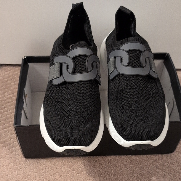 Gloria Vanderbilt Shoes - Gloria Vanderbilt Black Slip On Memory Foam Women's Sneakers In Size 10 No Box